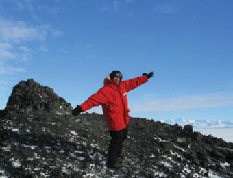 The Hut Point Ridge Loop Trail offers views of the Ross Ice Shelf and Royal Society Mountains.Photos: Courtesy Gemma Tarlach ’90